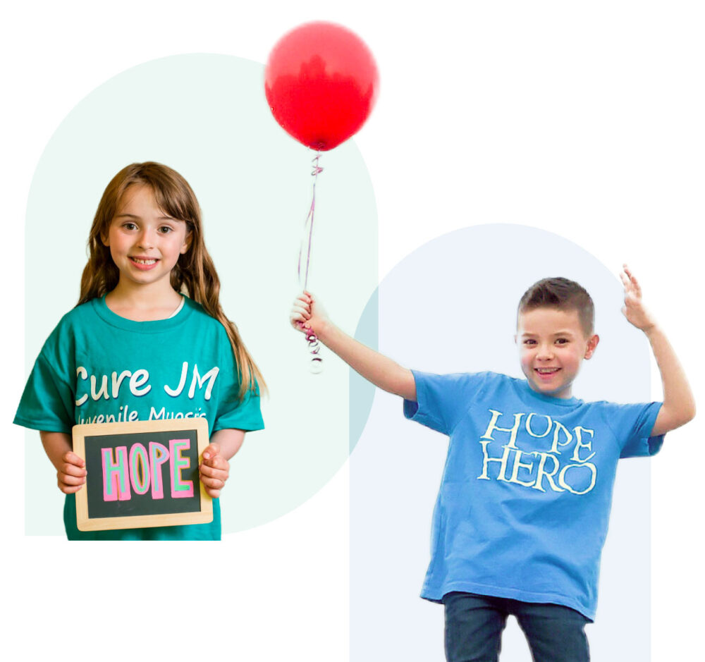 Dos niños felices: uno con el cartel de pizarra "Esperanza" y el otro sosteniendo un globo rojo.