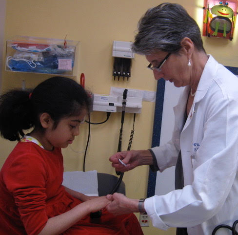 Un profesional médico trabaja con un paciente